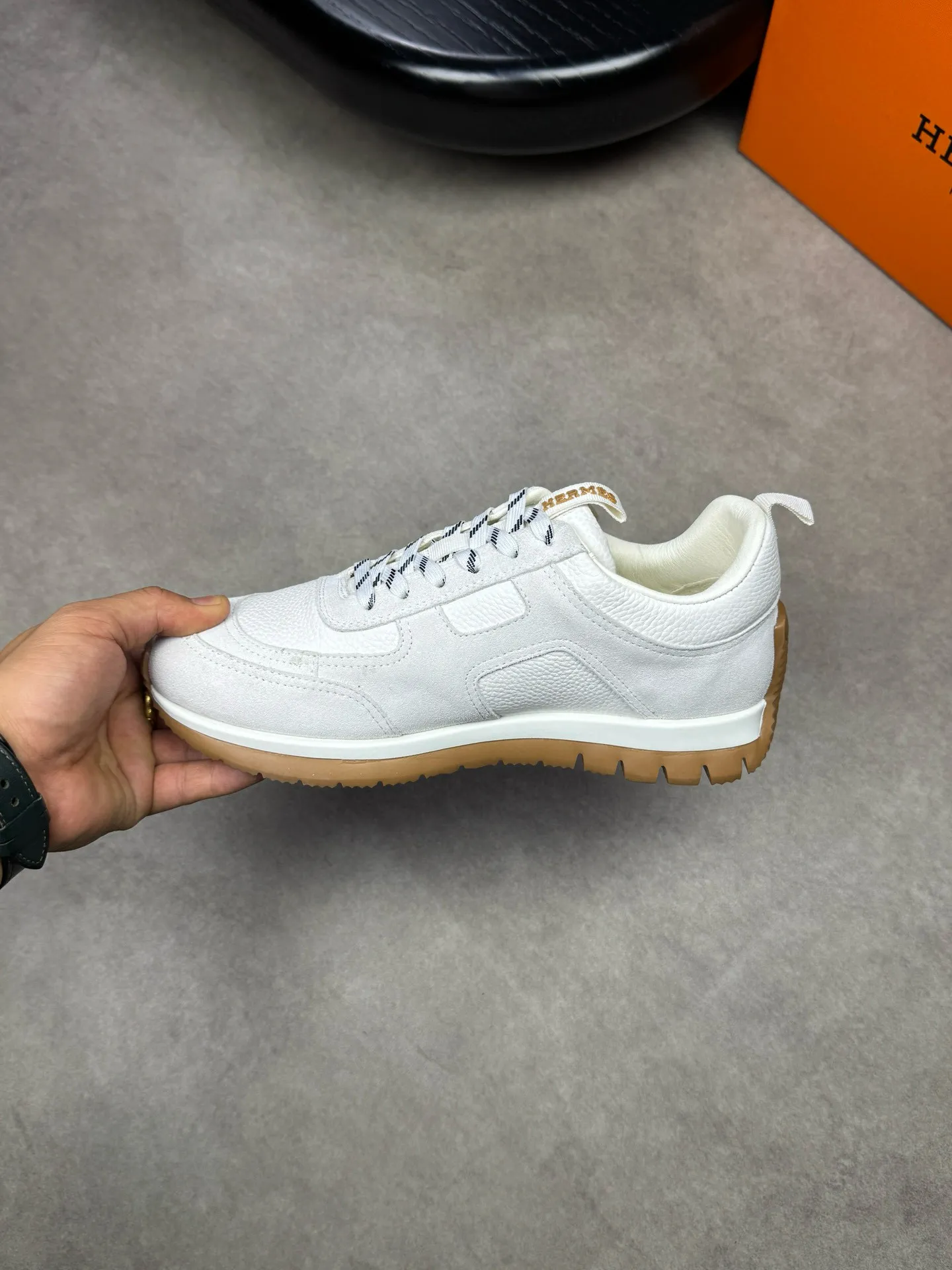 [HERMES] Hermes men's shoes 💰: 800💰 - High-end quality original items 🔍🔍🔍 casual sports shoes - Upper: 🔝 pebbled calfskin, suede calfskin, shoe body forged ´H´ totem, tongue webbing injection molded brand logo - Lining: brand canvas, foot pads; water-dyed cowhide -Outsole: Ultra-light T men's shoes 💰U foam; two-color molded outsole -Ultra-high quality control and fine workmanship: highlighted (high-end, extravagance, grade) -Size: 38-44 (45, can be customized)